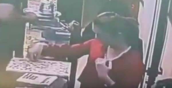 بالفيديو .. فتاة تسرق محل ذهب بطريقة غريبة