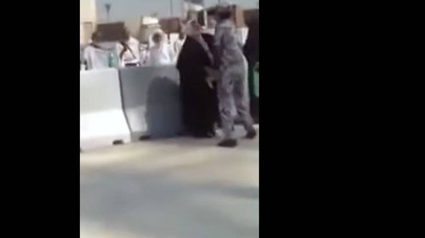 بالفيديو - شرطي سعودي يصفع حاجاً مسناً امام زوجته