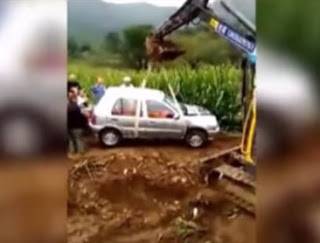 فيديو: دفن صيني داخل سيارته تحت الأرض