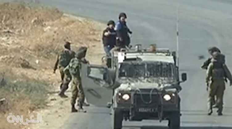 جنود الاحتلال يعتدون على صحفيين.. ومصور: فقدوا عقلهم