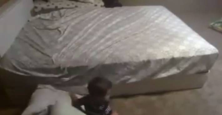 شاهد - كاميرا مراقبة لعائلة كويتية تكشف عن ذكاء طفلهم ويعتبر هذا الفيديو الاكثر مشاهدة على اليوتيوب خلال