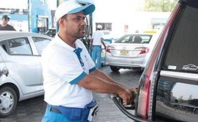 مسؤول إماراتي يتنكر بزي عامل محطة وقود .. والسبب؟