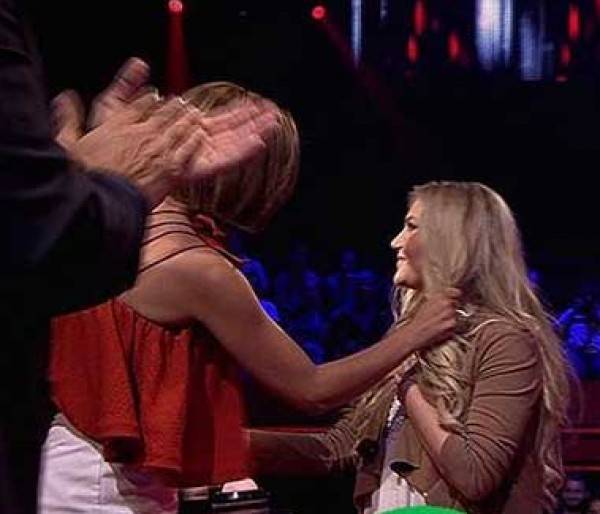 بالفيديو.. شيرين تشد شعر متسابقة في The Voice