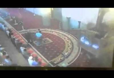 بالفيديو.. مصلّ يزيح إماماً بالقوة ليحل مكانه في ماليزيا!