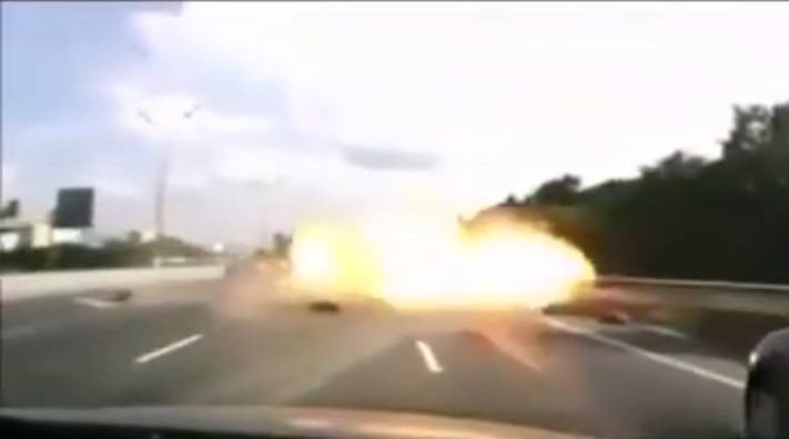 سائق شاحنة مليئة باسطوانات الغاز، في لحظة تهور يحول الطريق إلى جحيم