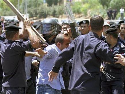 مشاجرة بين سوريين واردنيين في شارع بعمان