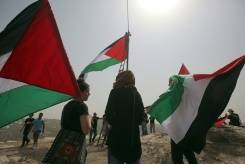 علم فلسطين يرفرف امام الامم المتحدة في سابقة ترتدي طابعا رمزيا كبيرا