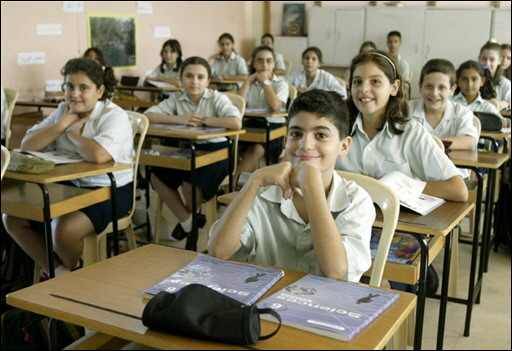 بالفيديو- ماذا فعل استاذ مع طالبته في الصف؟