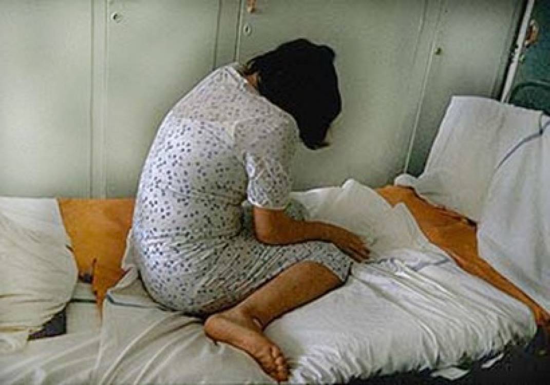 سيدة خليجية تعذّب “خادمتها” 6 شهور كاملة .. وهذه هي التفاصيل المروّعة