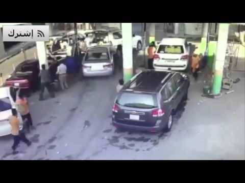 فيديو: تهور سائق سعودي يتسبب في حادثة دهس عنيفة لعامل مغسلة