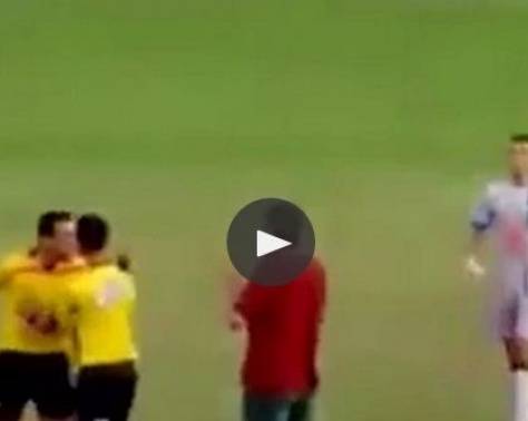 بالفيديو- حكم كرة قدم يشهر مسدسه بوجه لاعب