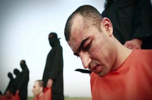 بالصور تنظيم الدولة الإسلامية “داعش” ينشر فيديو لذبحه 10 من الجنود الأكراد بكل قسوة