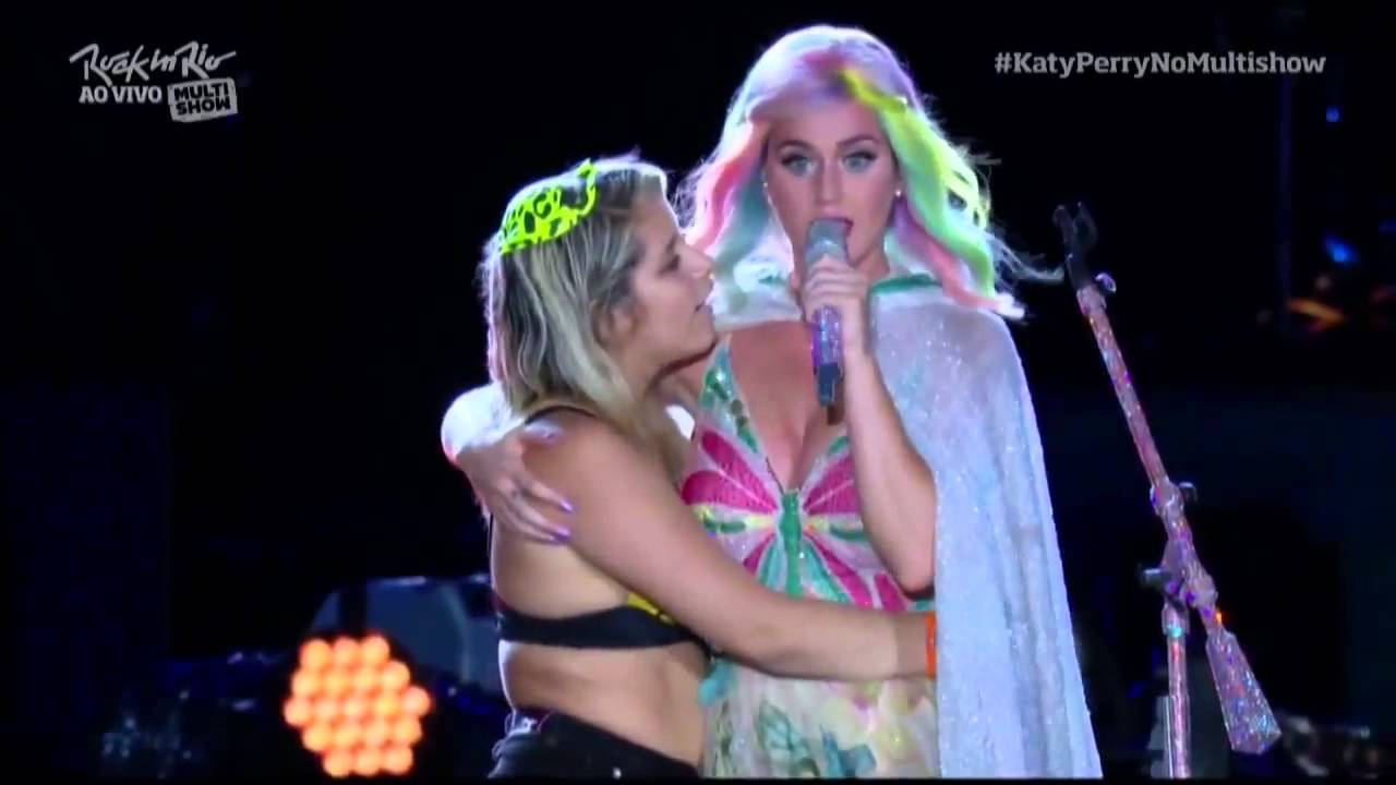 بالفيديو.. معجبة برازيلية كادت تغتصب النجمة كايتي بيري على المسرح!!