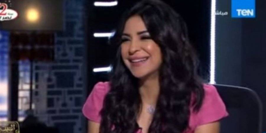 مذيعة مصرية تدخل في نوبة ضحك.. والسبب!! (فيديو)