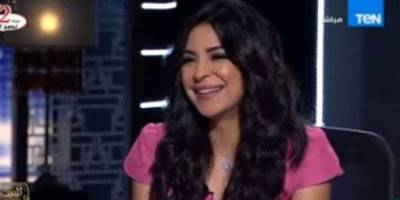 مذيعة مصرية تدخل في نوبة ضحك.. والسبب!! (فيديو)