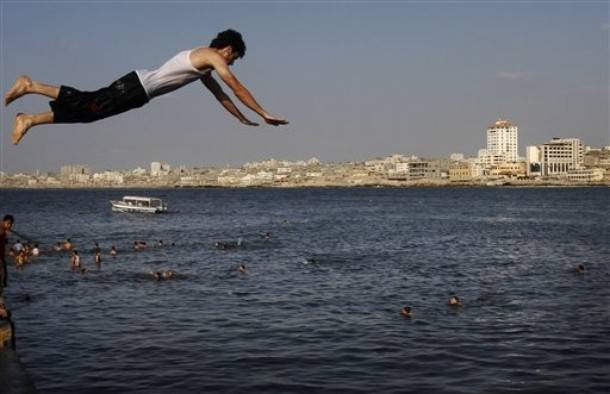 فيديو: طفل عمره 10 سنوات ينقذ 3 أطفال من الغرق