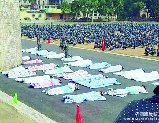 عقوبة مهينة لطالبات صينيات لم يرتبن غرفهن بشكل جيد!