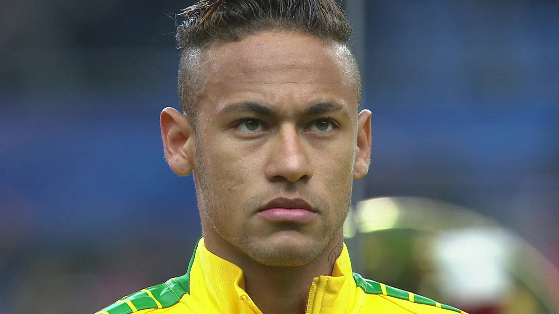 بالصورة- لاعب في برشلونة يحلق شعر نيمار بغرفة خلع الملابس!