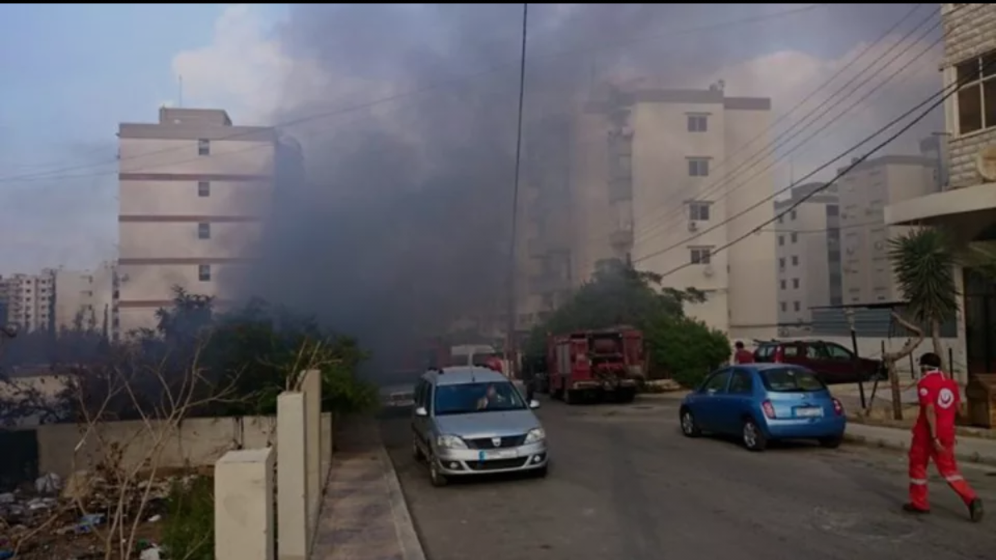 حريق كبير بمستودع في منطقة أبي سمراء