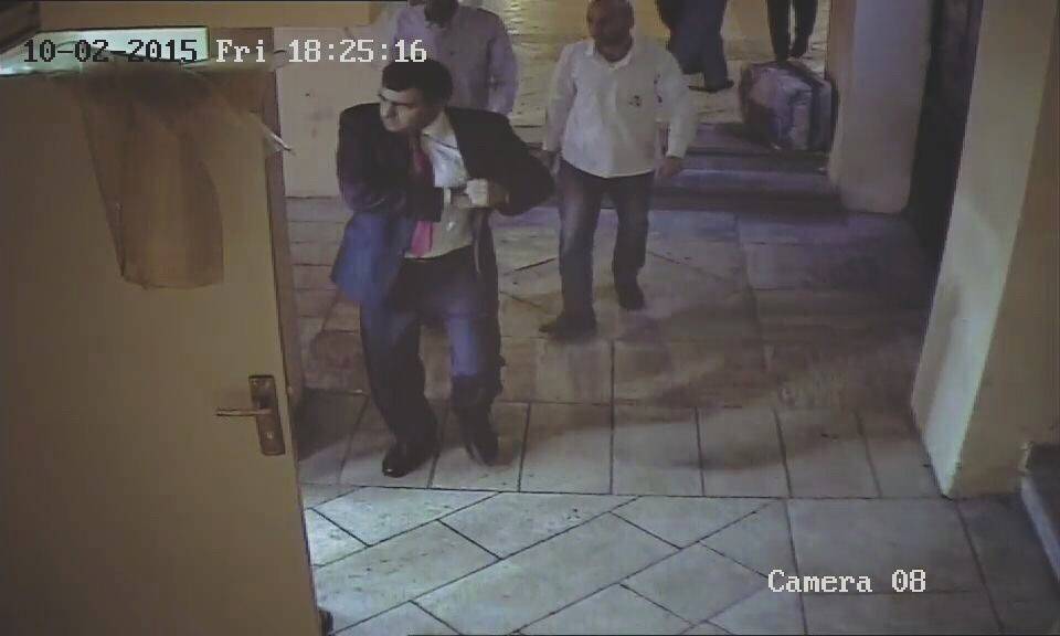 بالصور والفيديو.. نائب أردني وأقرباءه يشهرون سلاحا على عامل مصري ويشبعونه ضربا
