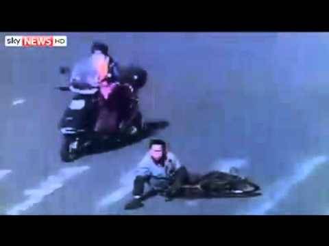 فيديو.. تدهسه شاحنة عملاقة.. ويقف على قدميه!