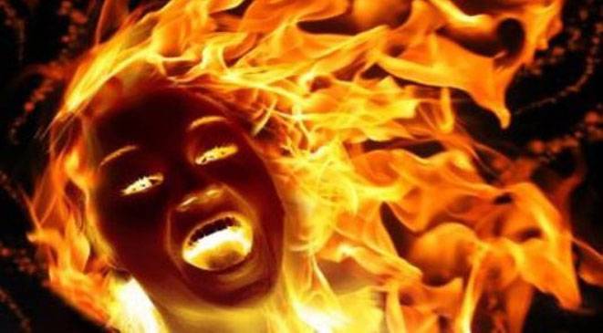 جريمة تهز السّعودية .. زوج يشعل النار في جسد زوجته ويقتلها أمام أطفاله!