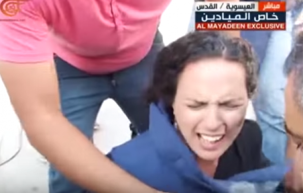 بالفيديو: مباشرة على الهواء... مراسلة "الميادين" في القدس تصاب بقنبلة