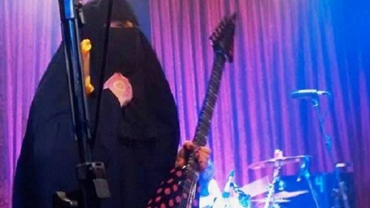 امرأة برازيلية منقبة تعزف "روك أند رول" وتحيي الحفلات الصاخبة