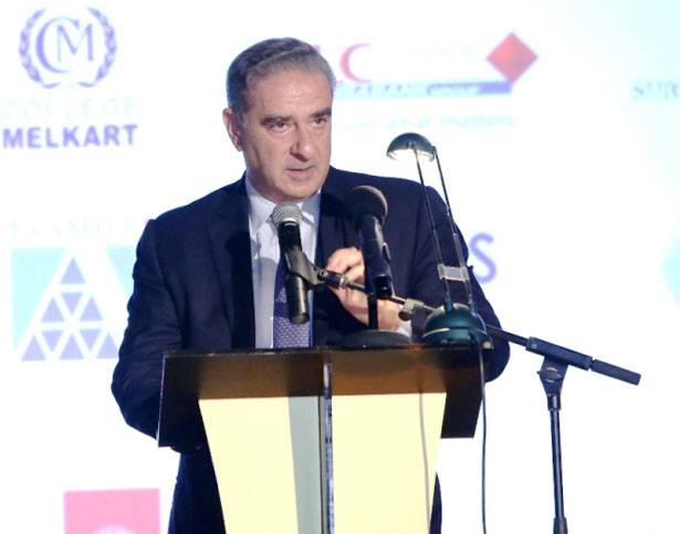 فرعون في عشاء جمعية درب الجبل
لإزالة العراقيل من درب الدولة وتأمين
متطلبات المواطن من الحياة برضى وطمأنينة
