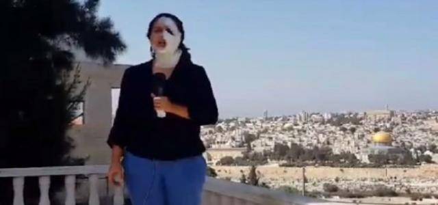 بالفيديو - لحظة إصابة مراسلة بإحدى القنابل في فلسطين