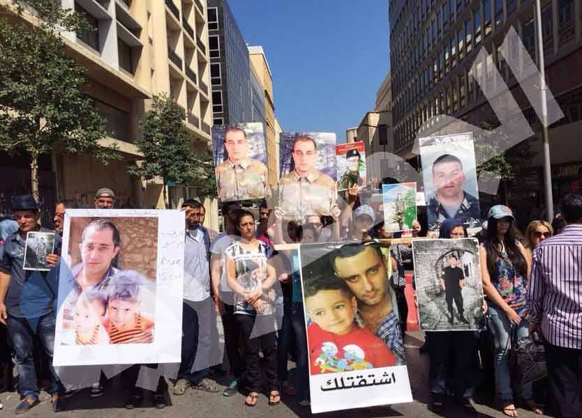 بالصورة: قطع طريق المصارف من قبل أهالي العسكريين المخطوفين