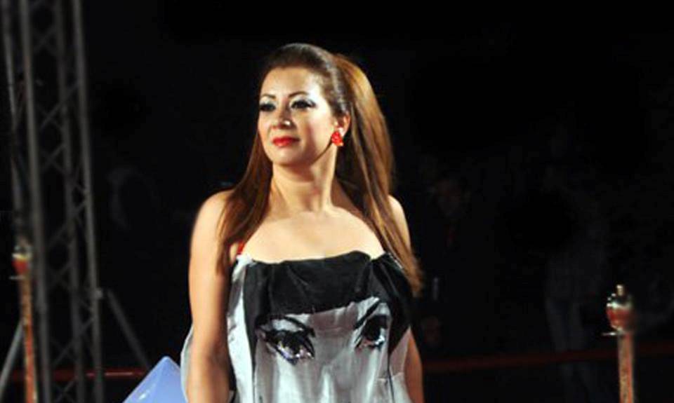 “بالفيديو” .. فنانة مصرية تعترف بأنها تشاهد “الافلام الاباحية” وتدعو الى متابعتها !!