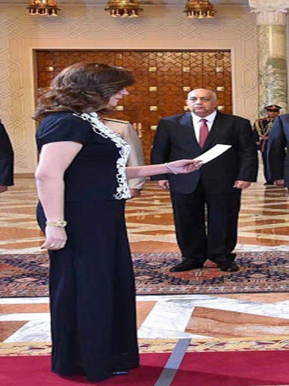الوزيرة المصرية نبيلة مكرم تُشعل مواقع التواصل بالـ«نص كم»