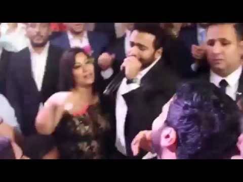 بالفيديو.. هكذا تحرشت هذه السيدة بـ” تامر حسني”