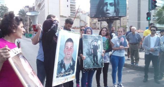 أهالي العسكريين المخطوفين قطعوا طريق الروشة