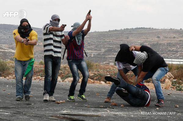 بالصور - إصابة فلسطينيين برصاص جنود الإحتلال قرب رام الله