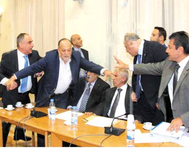 لجنة الأشغال فشلت في بحث ملف وزارة الطاقة بعد اتهام علي حسن خليل لباسيل
«هرج ومرج» واشتباك بين «التيار الوطني» و«المستقبل» وبري انتقل من فريق الى محايد كلياً