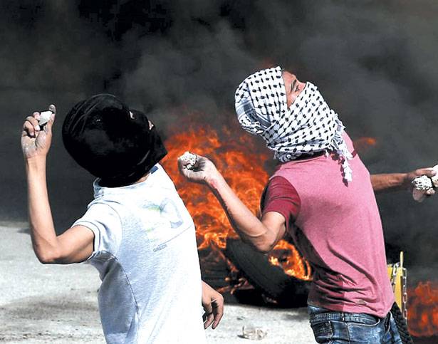 نتنياهو يسمح لجنوده باستخدام الرصاص الحي و«القناصة» ضد «رماة الحجارة»