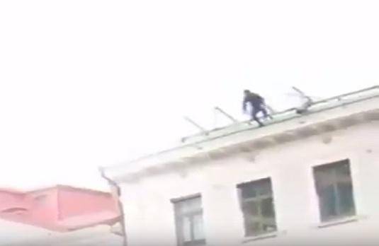 بالفيديو- قفز عن سطح مبنى بطريقة جنونية