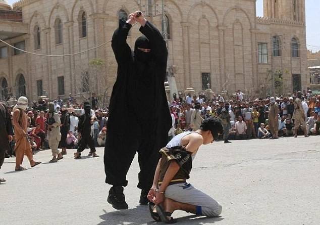 "بلدوزر" داعش يقطع رؤوس الرجال والأطفال.. ولكن