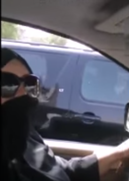 سعودية تتحدى القوانين وتوثق قيادتها للسيارة في الدمام عبر مقطع فيديو.. ما عقوبتها؟