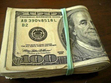 العثور على 600 ألف دولار في أسفل شجرة