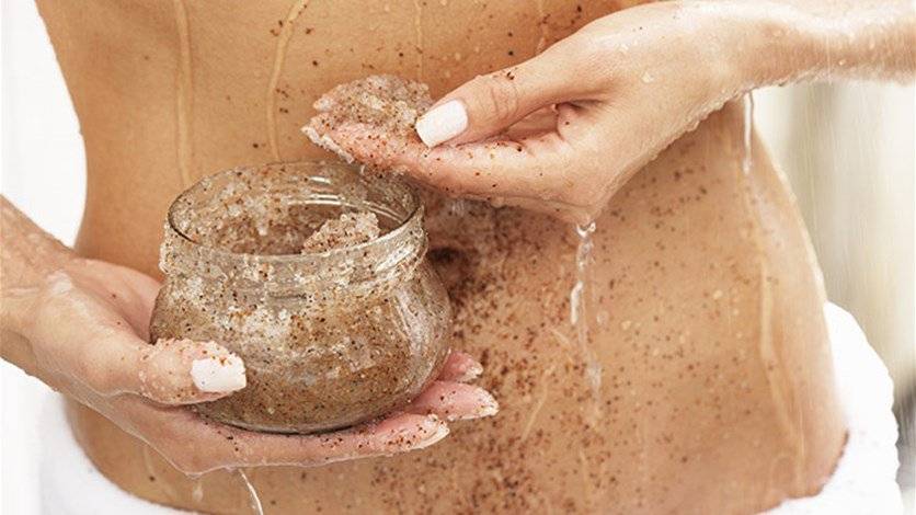 السكّر الأسمر لبشرةٍ شابة وناعمة