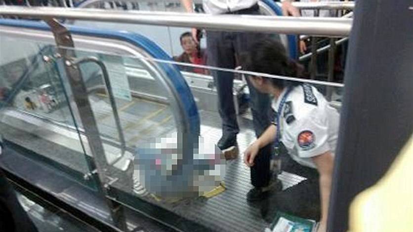 حادثة مرعبة تتكرّر في الصين: السلم الكهربائي ينهي حياة الاطفال