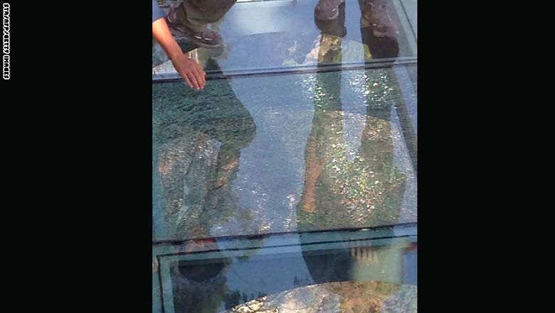 تشققات في جسر زجاجي بالصين تثير الرعب بين الزوار