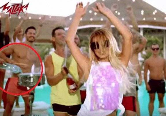 بالفيديو.. زجاجة ماء تكشف خطأ إخراجي في كليب نوال الزغبى