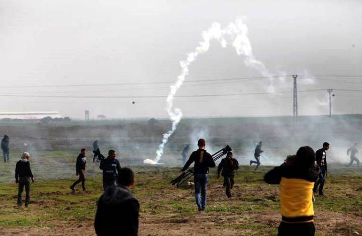 إصابة 8 فلسطينيين قرب السياج الفاصل في غزة