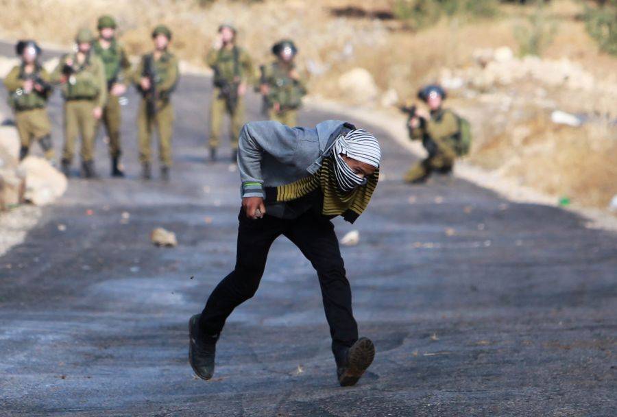 العدو الإسرائيلي يتعامل مع الفلسطينيين بمفهوم "كل حجر مقابل قنّاص"