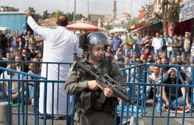 مئات الفلسطينيين يصلون في شوارع القدس بعد منعهم من دخول الأقصى