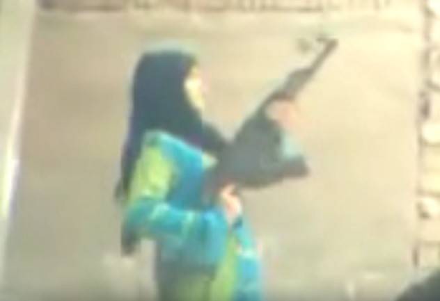 بالفيديو.. أجرأ شابة تستعرض قوتها بالرشاش الآلي